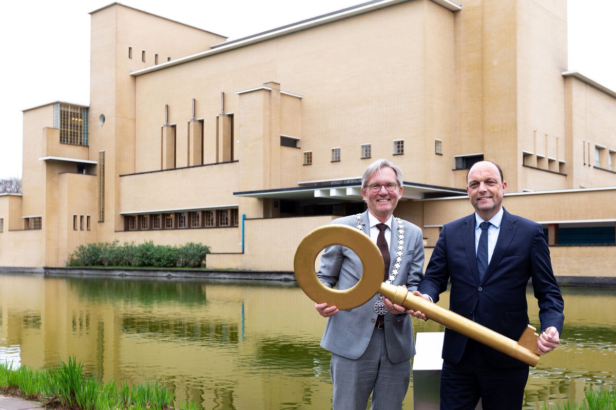 📣 Op vrijdag 13 sept. opent de VriendenLoterij Open Monumentendag 2024 in Hilversum. Het belooft een bijzondere avond te worden met een afwisselend en gratis toegankelijk programma voor jong en oud.

👉 Lees meer: bit.ly/3xVUKHg

#openmonumentendag #OMD2024 #Hilversum