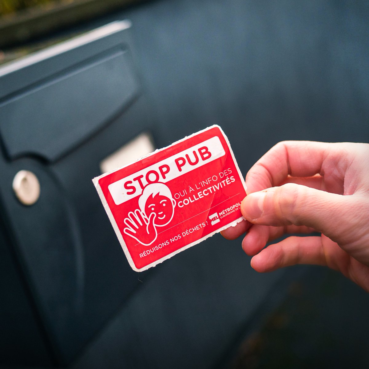 🤚 Libérez votre boîte aux lettres avec l'autocollant Stop pub proposé gratuitement par la MEL. ➡️ Pour vous le procurer, rendez-vous dans votre mairie ou à l'accueil de la MEL (2 Bd des Cités Unies à Lille) 👍 Cet autocollant est également distribué par les ambassadeurs du tri.