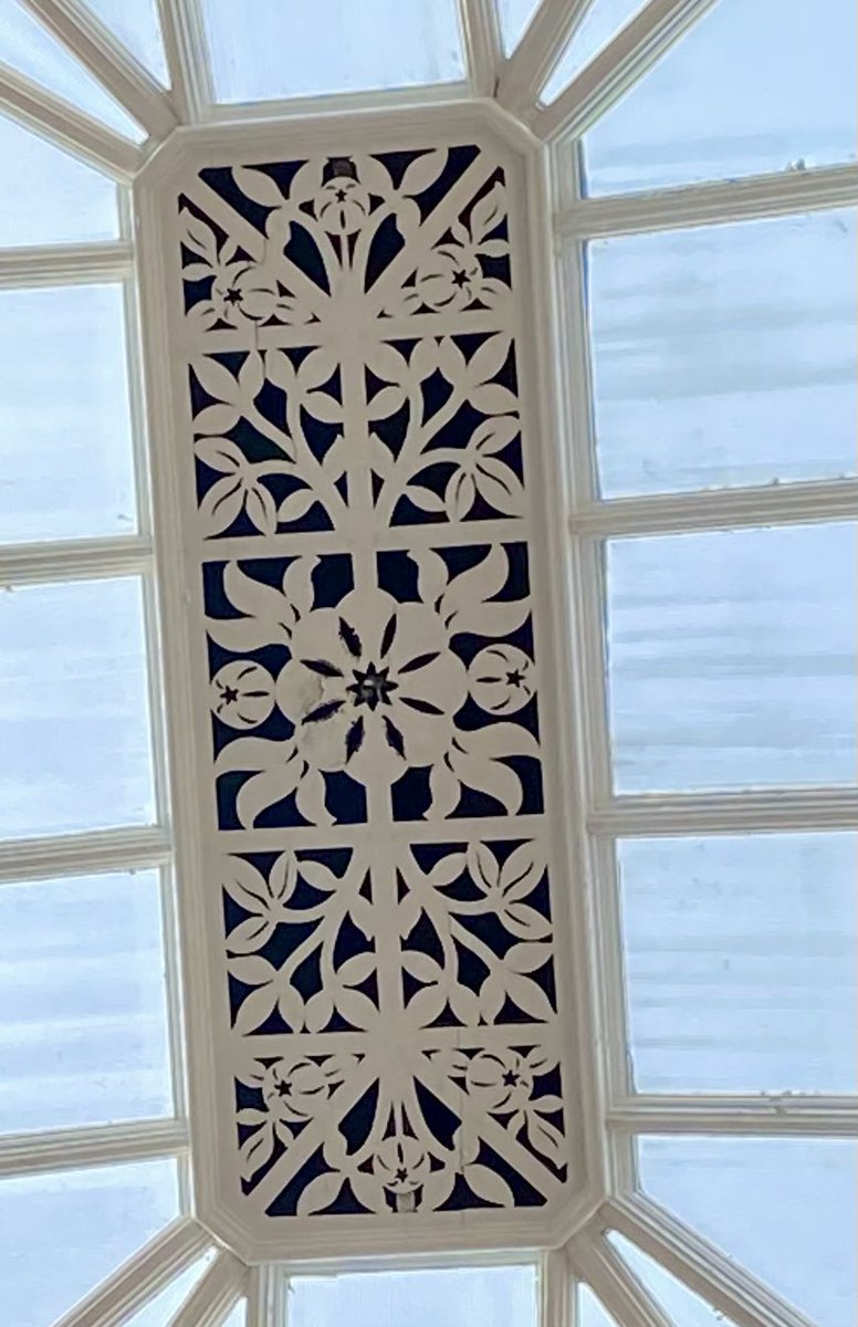 #MomentsOfBeauty in #Glasgow: Nice to be able to have a brief glimpse inside Hugh & David Barclay’s Abbotsford Place School of 1879. It still has its galleried atrium so have a look at the fretwork ventilator in the skylight with its William Morris-like pomegranate motif 👀👇🥰!