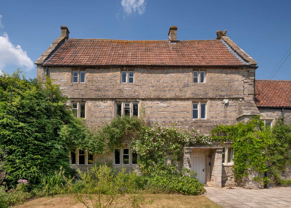 Is this the oldest house in England? Saltford Manor House in Somerset is a Norman house dating from around 1150. In 2003, it won a ‘Country Life’ contest to find the ‘oldest continuously inhabited house in Britain’. Find out more ➡️ bit.ly/OldestHouseEng…