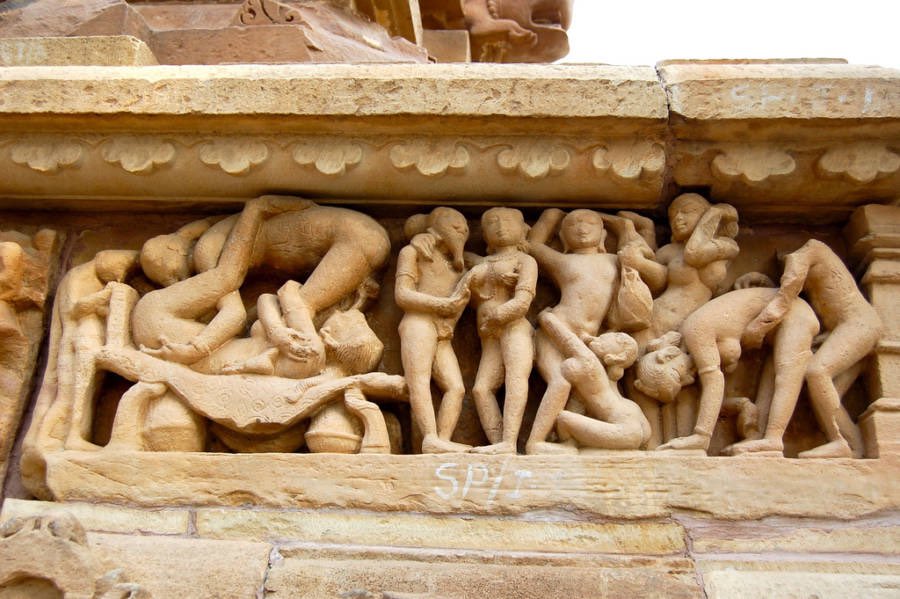 Hindistan Khajuraho da Unesco  tarafından korunmaya alınmış  şöyle bir tapınak  var imiş  bina da binlerce  böyle  eser  var  ne  düşünüp taşa oydular  acaba