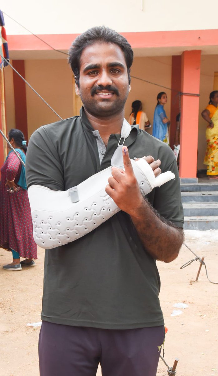 Collector_ntr's tweet photo. డా. లకిరెడ్డి హనిమిరెడ్డి ప్రభుత్వ ఉన్నత పాఠశాల, మైలవరం. 
#apgeneralelections2024 #ntrdistrict #mylavaram #electionupdates #vote #harhaalmeinvotedenge #iwillvote4sure https://t.co/12dcAxd6Hb