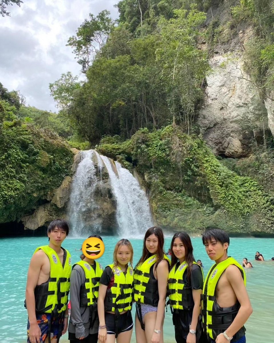 u_gaku_ryugaku's tweet photo. こんにちは！
🌊セブスタッフのかのんです！🏝

留学生みんなでカワサンフォールに行った時の写真です！週末にはほぼ毎回アクティビティがありますが、これは神回でした‼️
こんなにド迫力の滝に打たれる経験はなかなか無い、、！💨🏞️

#セブ#セブ留学#ユーガク#語学留学#海外留学#フィリピン留学 https://t.co/F5eS0JMTG7