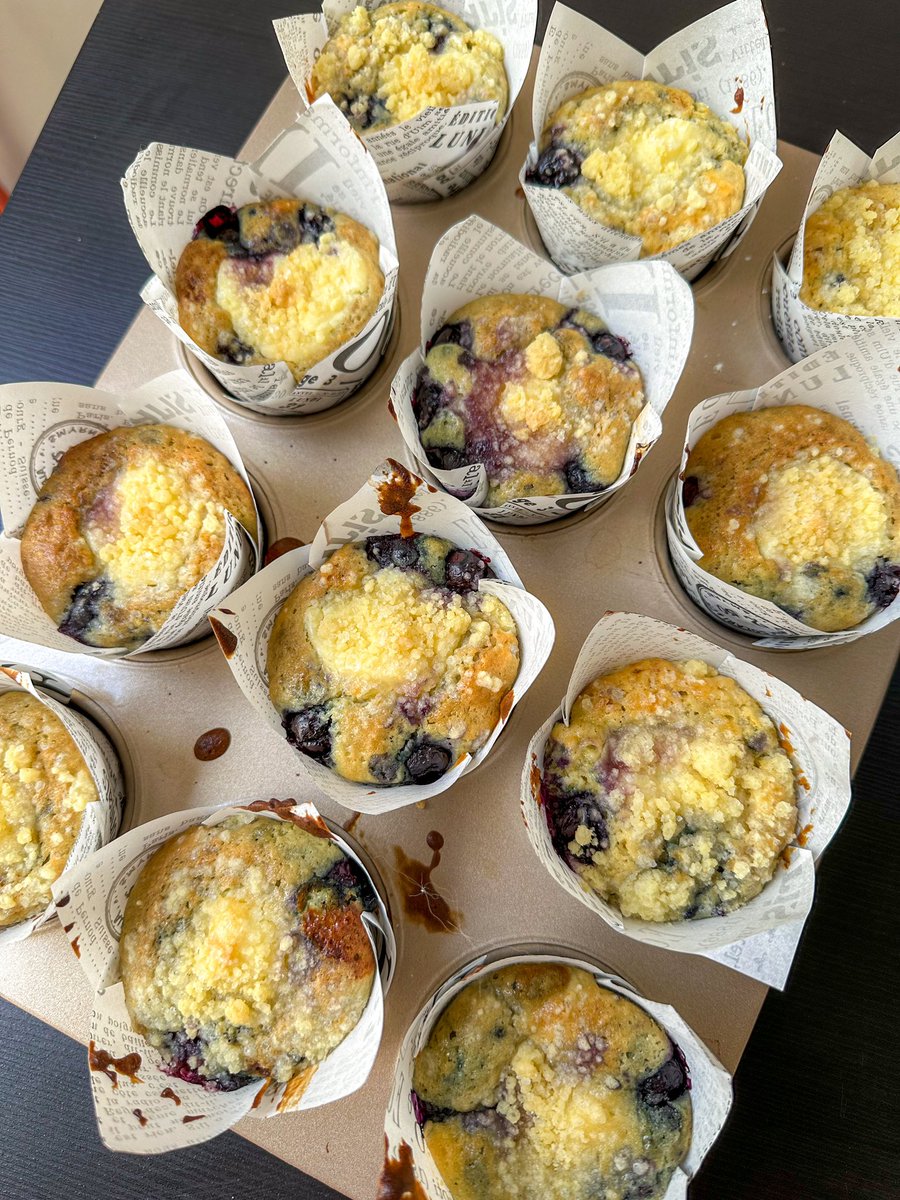 Bangun jam 2.30 pagi untuk buat adonan muffins, masak di dapur yang semi outdoor lumayan seram jg ternyata, sampe ada beberapa kali merinding🤣 💤 
Akhirnya kelar jg nih 140cups blueberry creamcheese muffin ngerjain sendiri 🙌🏻💙🫐
Next PO pengiriman Jumat 16 mei 2024