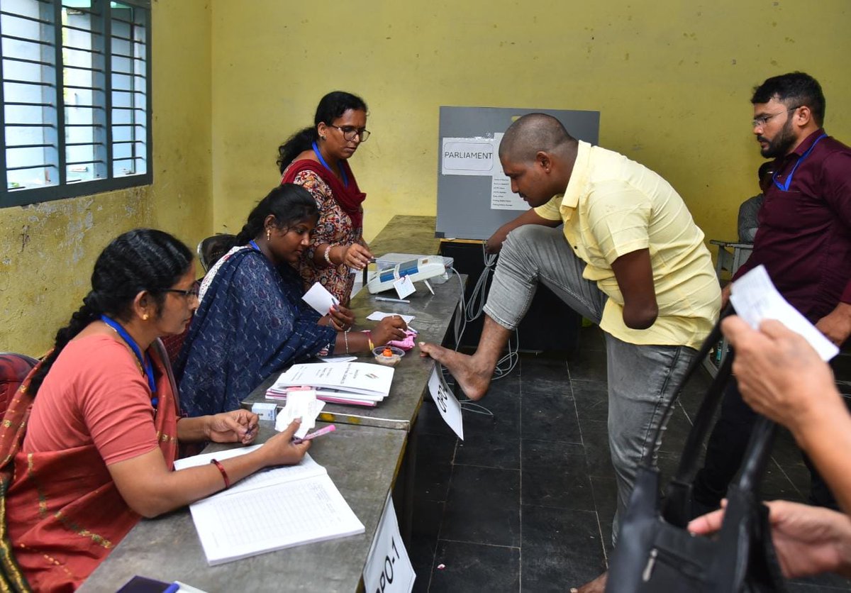 Kola Durga Rao, a differently abled football player, cast his vote for the first time, at New Rajarajeswaripet of Vijayawada. He doesn't have two hands, poll staff mark indelible ink to his leg's finger.

#ElectionsWithTOI #Telangana #NoExcusesDay  #LokSabhaElections2024