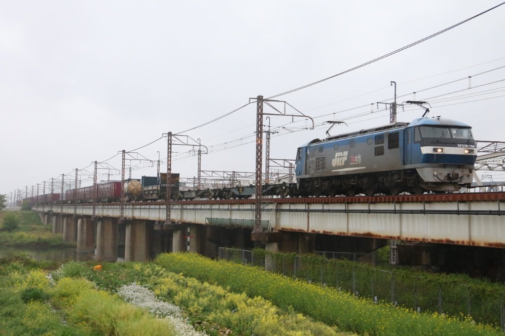 kuuyosinkairosu's tweet photo. 2024/4/21より
EE210-154号機〈吹田〉けん引の貨物列車(5085レ)
EF65 2074号機〈新鶴見〉けん引の貨物列車(5087レ)
桂川橋梁を渡る定期貨物昼の部
定刻なら約30分間隔でやってくる5085レと5087レ
撮るならセットで♪ってなっちゃいますよね
#貨物列車 #EF65 #EE210 https://t.co/IRZD0WOs1l
