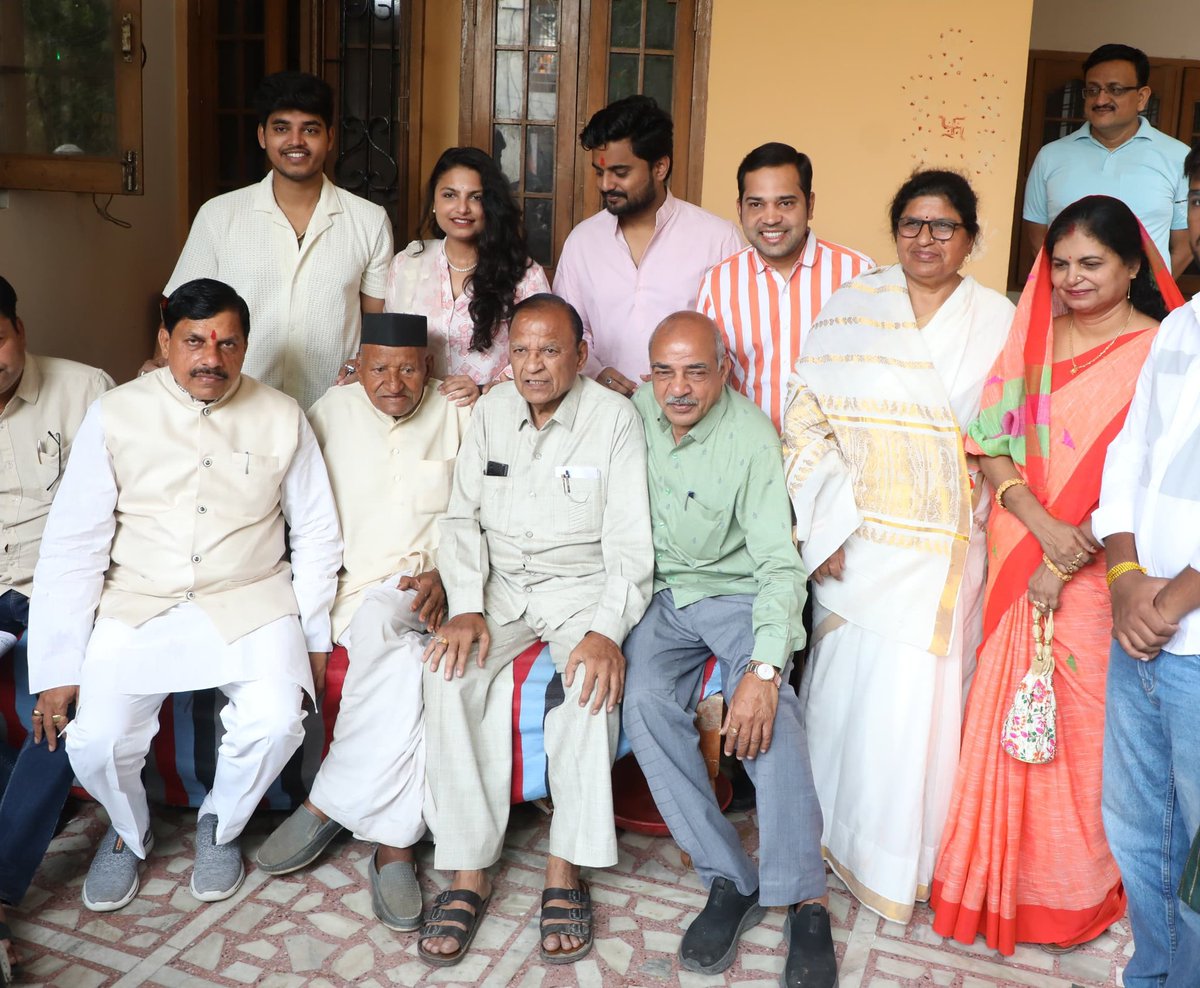 DrMohanYadav51's tweet photo. मतदान से पूर्व पूज्य पिता जी का आशीर्वाद लिया...

पिता जी का सानिध्य, शिक्षाएं, आशीष ही मेरे जीवन की पूंजी हैं, ऊर्जा हैं, शक्ति हैं।

#DrMohanYadav
#CMMadhyaPradesh https://t.co/2Gs0rGHezg