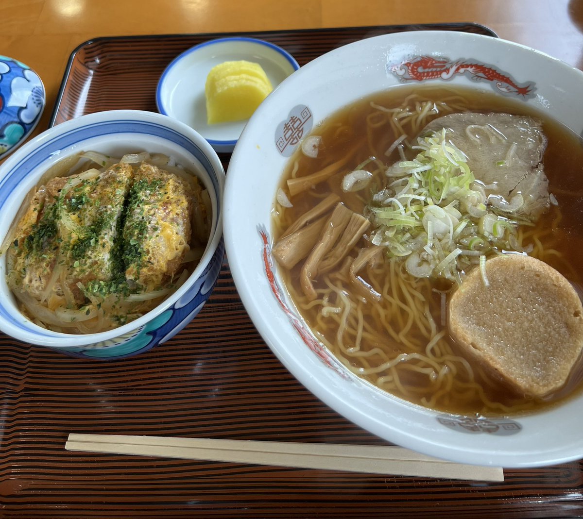 十和田市、食事処味美さんの、ラーメン🍜セット。

女子なら食事並によだれ🤤出そうな超絶イケメンが食べに来てる！