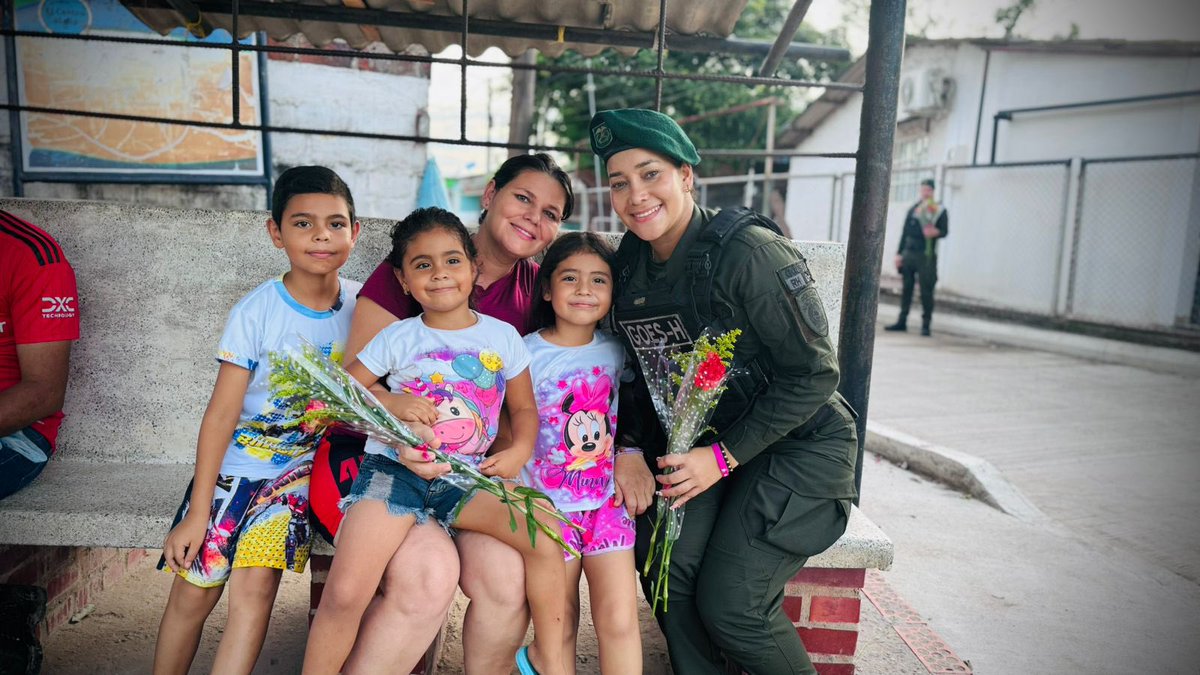 Uniformados del GOES Hidrocarburos de @PoliciaColombia se toman todos los rincones del país para rendirles homenaje a todas las madres, quienes con el amor que nos profesan, nos dan combustible para lograr lo imposible.