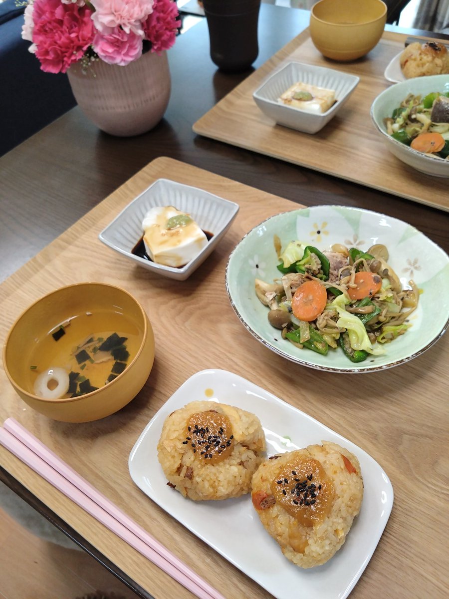 お昼ごはん😊
味噌の焼きおにぎりと
サバ缶炒め🥢☺️