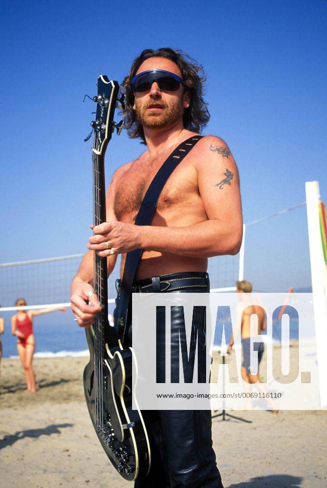 I wanna have some fun tonight on this lovely Sunday night. I got this idea from @Indierock_Paris with #SumnerShortsSaturday . #ShirtlessHookySunday ! I wasn’t going to do this. But. It’s going to be my birthday. I want to see a hot shirtless man that plays bass 🙃🎸 ❤️‍🔥@peterhook