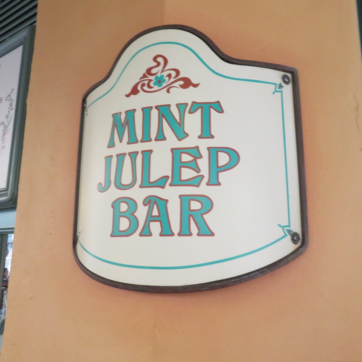 カリフォルニアのディズニーランドで、ミントジュレップを飲みました。ミントの香りが爽やかで本当に美味しかったです。
julep「ジュレップ」は語頭がjuice「果汁」に似ていますが、ラテン語jus「煮出し汁」が語源のjuiceと違い、julepの語源はペルシャ語gulāb「ローズウォーター」です。