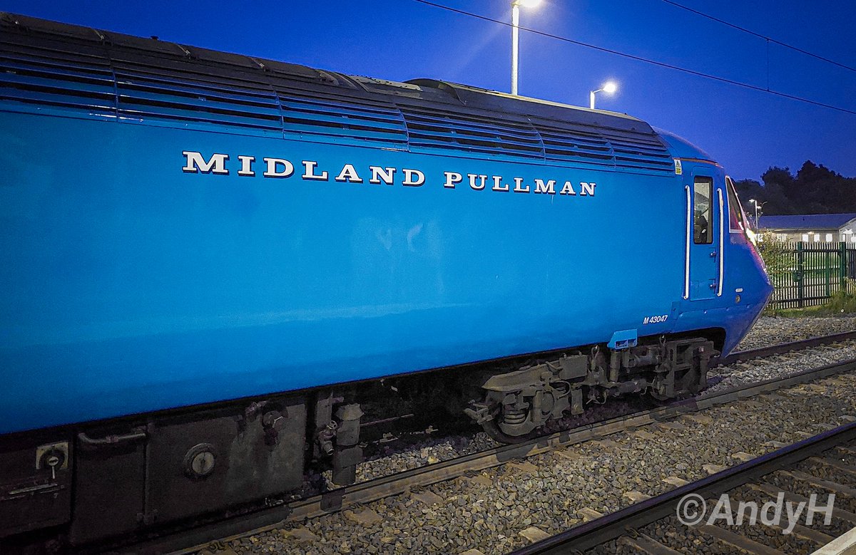 #MidlandPullmanMonday from Kettering on Saturday evening. The livery almost matching the blue hour twilight sky above @LocoServicesGrp 43047 as she waits to depart with 1Z45 Carlisle to St.Albans City homebound charter. #MML #MondayMorningBlues #HST #LSL 11/5/24