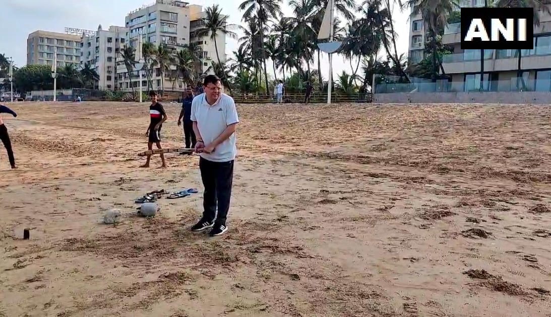 Uttarakhand CM Pushkar Singh Dhami plays cricket with youth in Juhu during his visit to Mumbai for an election campaign tour. On this occasion, the people present there appreciated the efforts of the state govt during the Silkyara Tunnel Rescue Operation.