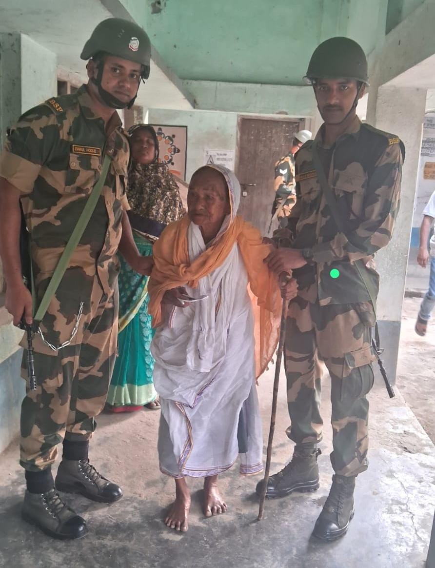 13.05.2024
#HelpingHands

In addition to creating a safe and secure environment in the fourth phase of GPE-24, #BSF is dedicated to helping the elderly and Divyangs exercise their democratic rights by offering them assistance.
#GeneralElections2024 
#ChunavKaParv