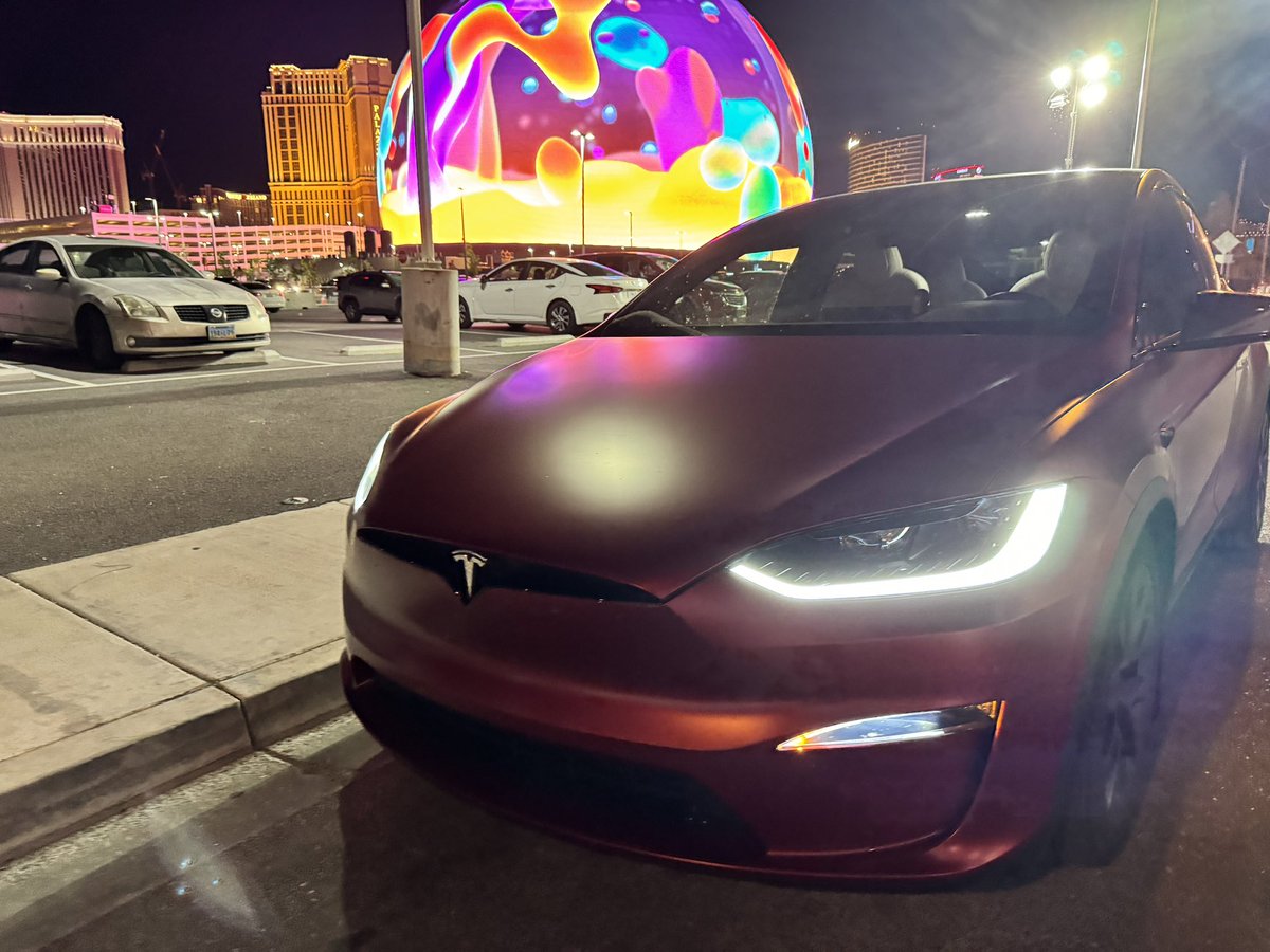sherwinmdev's tweet image. Finally went to check out the @SphereVegas. No more parking so I took some quick shots. Pretty amazing up close. 

#tesla #teslamodelx #modelxplaid #sphere #spherevegas