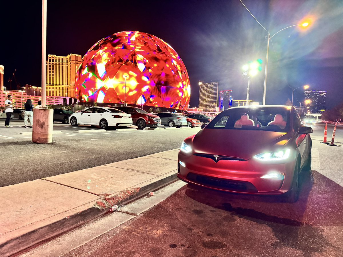 sherwinmdev's tweet image. Finally went to check out the @SphereVegas. No more parking so I took some quick shots. Pretty amazing up close. 

#tesla #teslamodelx #modelxplaid #sphere #spherevegas