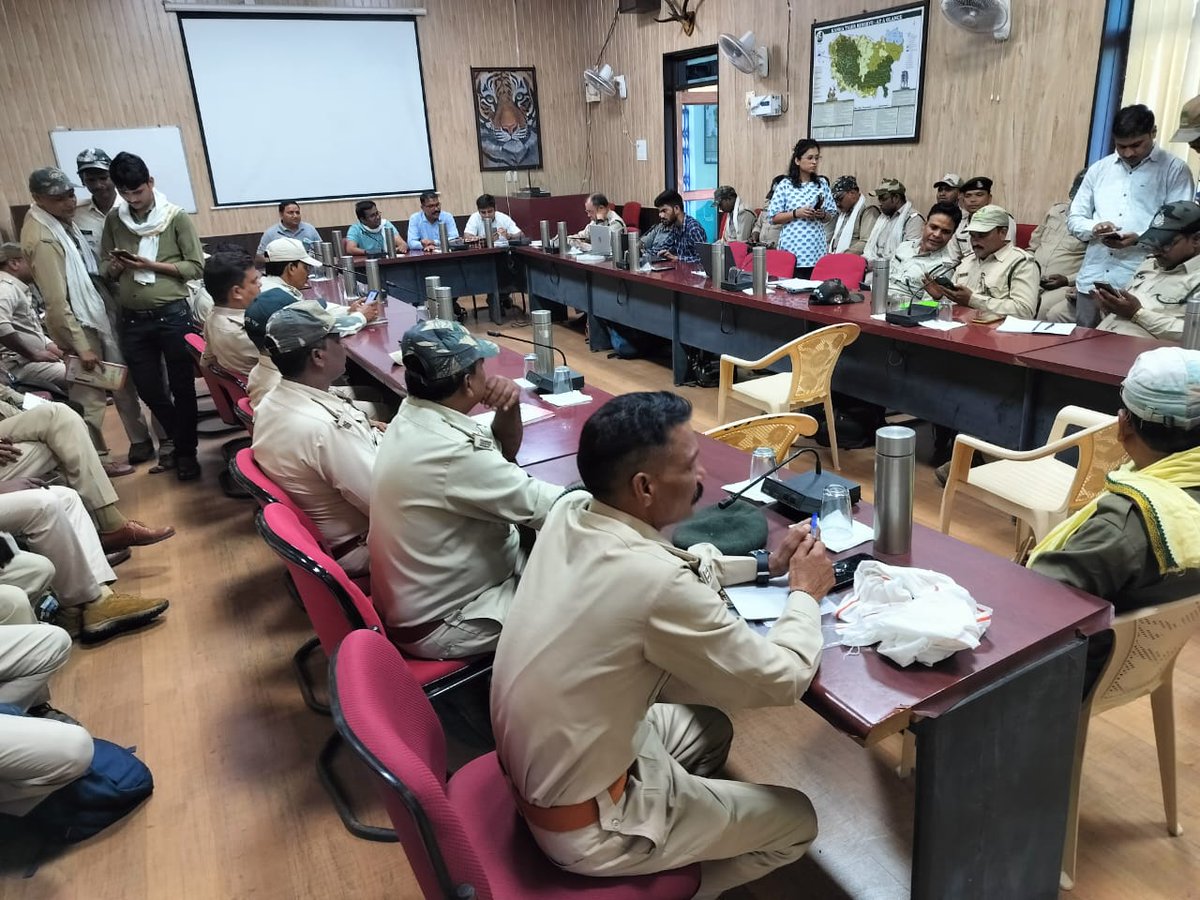 TrKanha's tweet image. "Continuous #capacitybuilding is key to #effectivemonitoring! 📈 Kanha management &amp;amp; @wii_india Research team conducted, biannual training on #PhaseIV to enhance staff skills. Kudos to the team for their commitment to conservation! #ConservationEfforts"