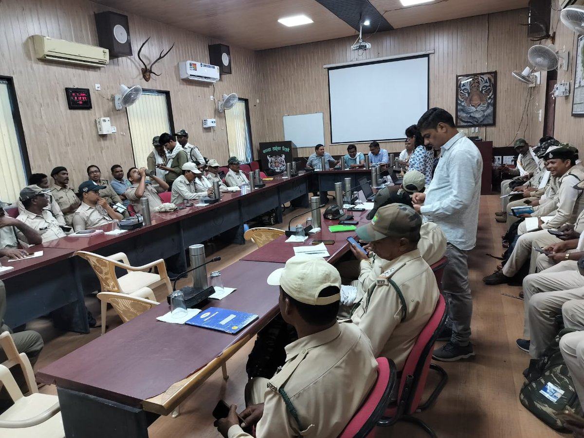 TrKanha's tweet image. "Continuous #capacitybuilding is key to #effectivemonitoring! 📈 Kanha management &amp;amp; @wii_india Research team conducted, biannual training on #PhaseIV to enhance staff skills. Kudos to the team for their commitment to conservation! #ConservationEfforts"