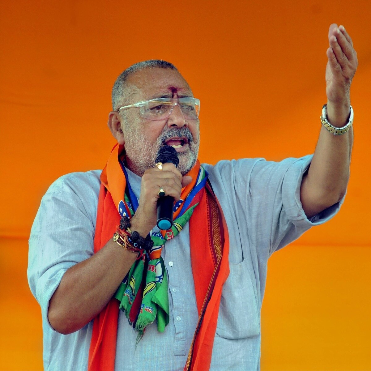 Giriraj Singh calls upon every voter in Begusarai to cast a vote as every vote counts for Narendra Modi's mission to secure over 400 seats. #feedmile #vote #NarendraModi #win #BJP #candidate #Begusarai #GirirajSingh #appeals #voters