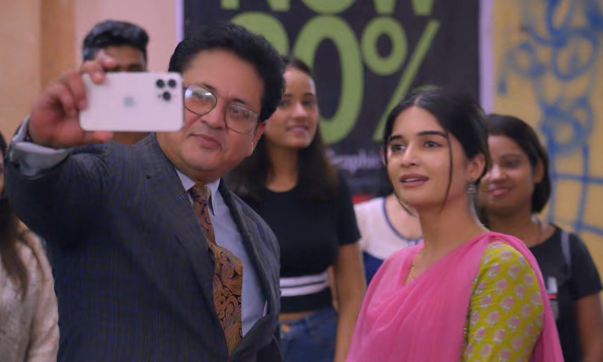 Surya sir gave savi a challenge. She has to clear the traffic in 10 minutes, meanwhile he ask savi some questions which she answered smartly. He was impressed and made tea for savi, then clicked selfie with her. Waah. Mast scene tha. 😃 #GhumHaiKisikeyPyaarMeiin #GHKKPM