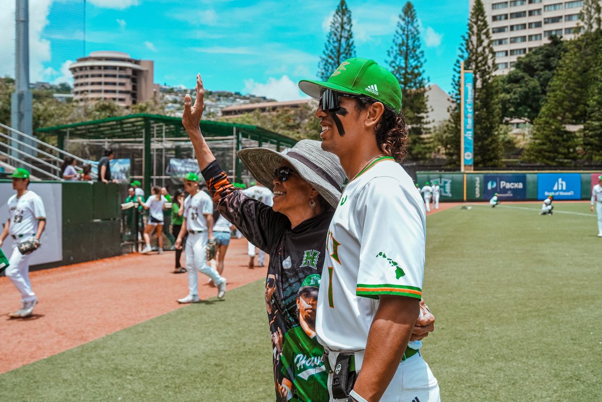 A win for Mom 💚 Happy Mother’s Day to all of our Rainbow Warrior moms and grandmothers! #GoBows