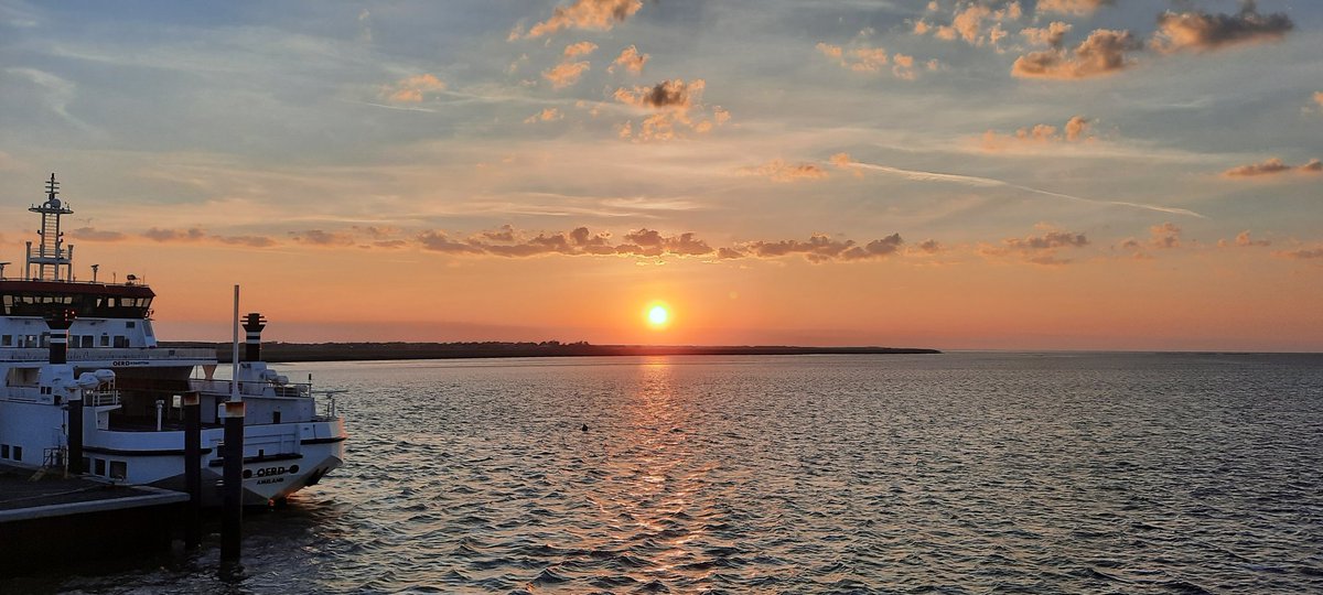 Goedemorgen, onderweg een mooie #zonsopkomst, weer een mooie dag.#ameland #mooieluchten #waddenzee