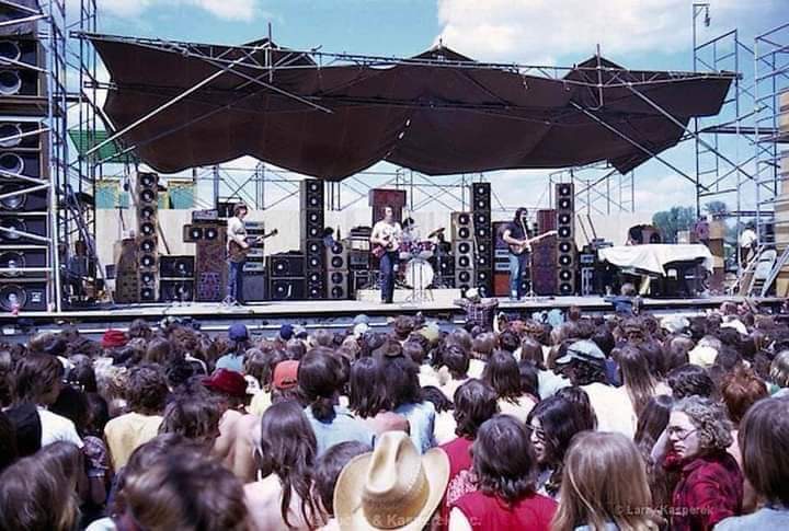 Chicago, New York, Des Moines it's all on the same street #GratefulDead State Fairgrounds, Iowa, 5/13/73 archive.org/details/gd1973… Jerry plays 3 different guitars 📷 Larry Kasparek says after HCS there was a 10 minute standing ovation