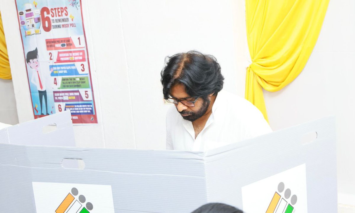 JanaSenaParty's tweet image. మంగళగిరి లోని గిరిజన సహకార సంస్థ పోలింగ్ కేంద్రంలో సతీమణి శ్రీమతి అన్నా లెజినోవా గారితో కలిసి వచ్చి ఓటు హక్కు వినియోగించుకున్న @JanaSenaParty అధినేత శ్రీ @PawanKalyan గారు.

#CastYourVote #Elections2024 #APElection2024