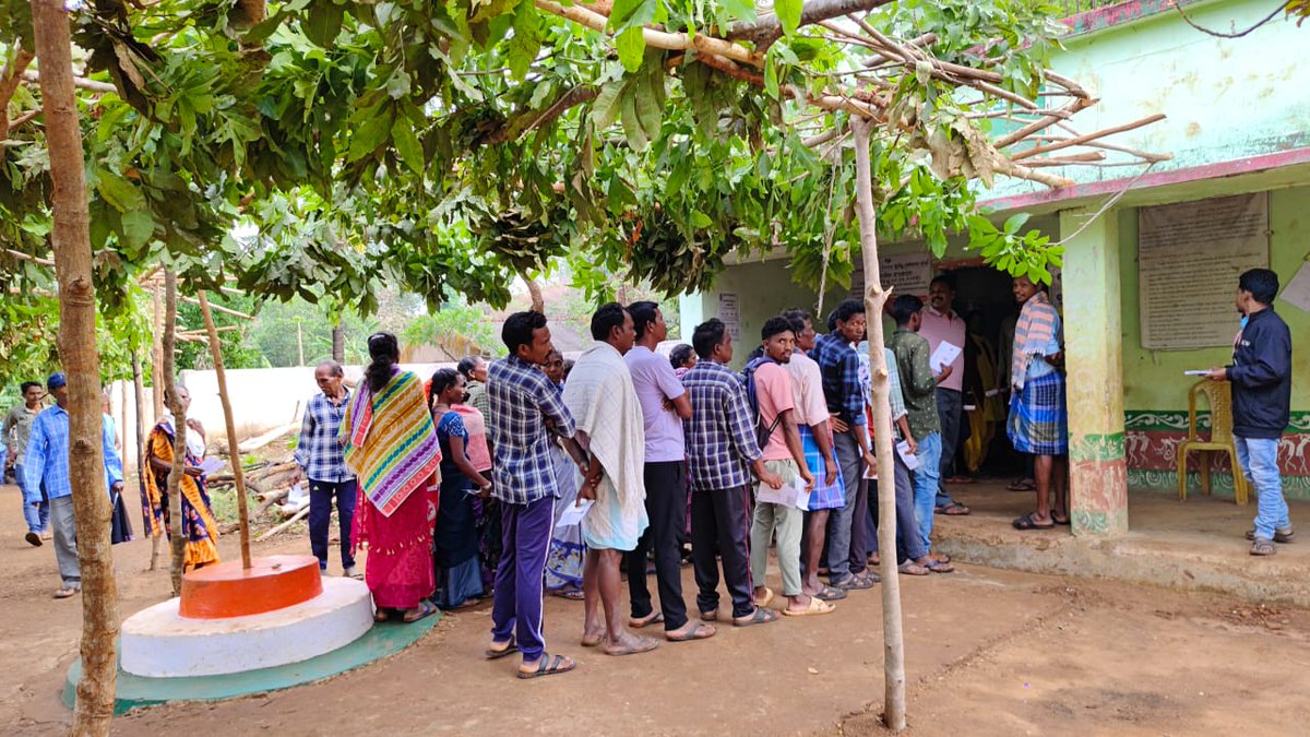 ସ୍ୱାଭିମାନ ଅଂଚଳରେ ମତଦାନର କିଛି ଦୃଶ୍ୟ l ଓଡିଶାର ବିଛିନ୍ନ ଅଞ୍ଚଳ ଭାବେ ପରିଚିତ ମାଲକାନଗିରିର ଚିତ୍ରକୋଣ୍ଡାରେ ମତଦାନ ପାଇଁ ଭୋଟର ମାନଙ୍କ ଉତ୍ସାହ ପ୍ରେରଣାପ୍ରଦ l #OdishaVotes #SGE2024 #TheBiggestFestivalOfDemocracy