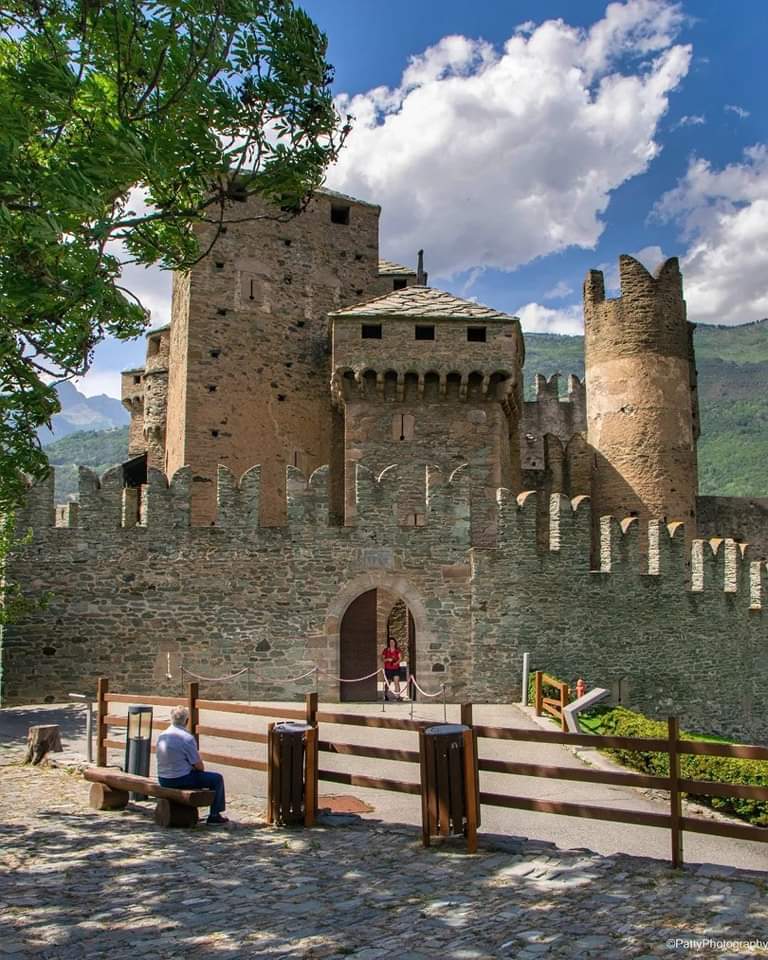 🇮🇹 Il Castello di Fénis, Fénis, Valle d'Aosta 📷 @patty_04__ #castellodifenis #fenis #valledaosta #castello #castle #beautiful #instagood #photooftheday #travel #travelplace #travelphoto #italy #italytrip #italytravel #italia #italytour #italian #italyintheheart