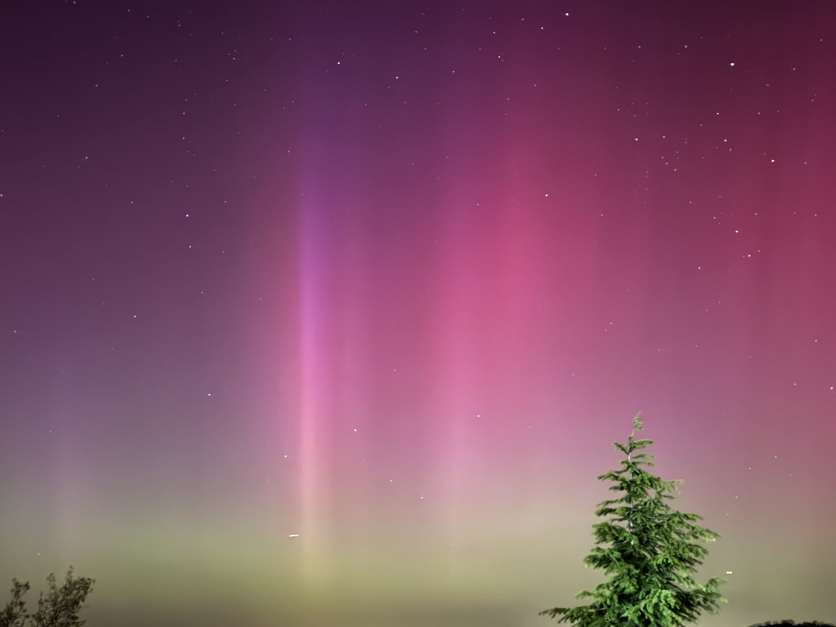 Uma multidão de mentes conectadas por algumas horas, em êxtase com o universo. Havia uma multidão conosco no Monte Hamilton, sede do Observatório Lick, registrando este belo fenômeno. Algo que um dia poderá nocautear nossas redes elétricas (como já fez) também cria arte celeste.
