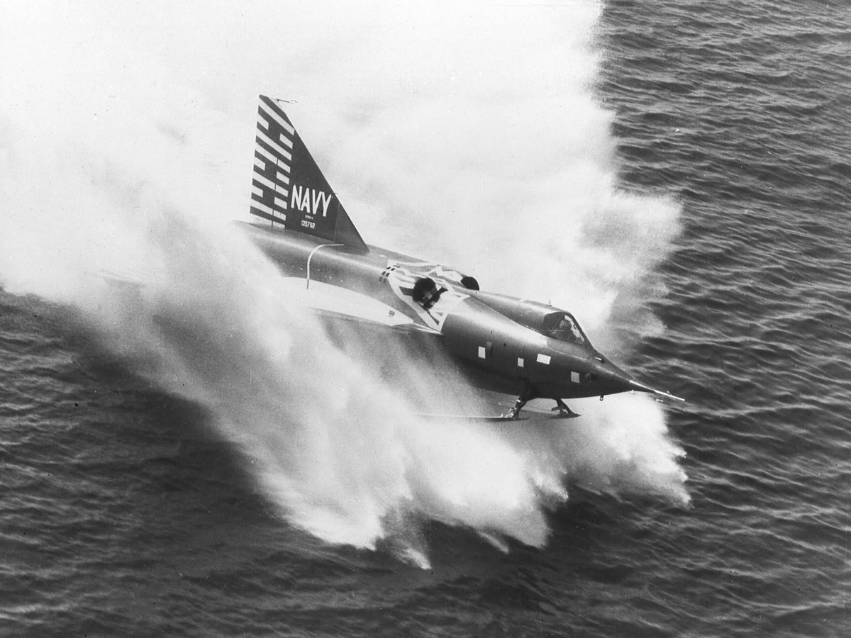 米 XF2Y (制式名 YF-7A)
愛称はSeaDart。Convair社設計の音速を超えた唯一の水上機。米海軍は超大型空母(USS 𝑈𝑛𝑖𝑡𝑒𝑑 𝑆𝑡𝑎𝑡𝑒𝑠)を同空軍に撃沈された為飛行甲板が不要な水上機に期待を寄せた。しかし超音速機と水上機の両立は得難く蒸気カタパルトの実用化等により存在意義を失う。全5機。