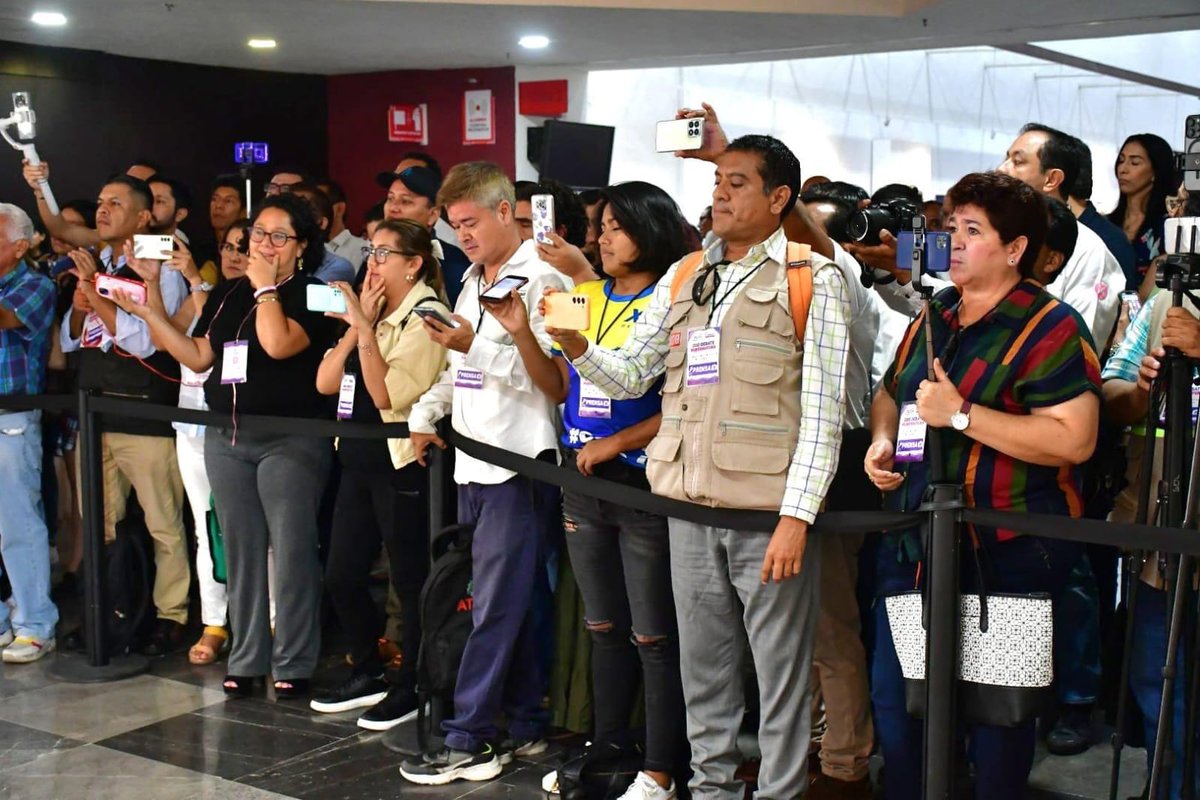 🔴 #Entérate || Al termino del debate, los candidatos a la gubernatura de Veracruz, @Pepe_Yunes y @PoloDeschamps ofrecieron una conferencia de prensa a representantes de los medios de comunicación. 

-La candidata de Zacatecas salió huyendo y se negó a atender a los medios.