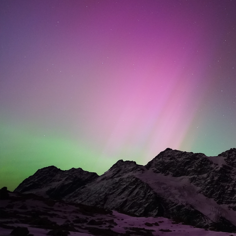PureNewZealand's tweet photo. The sky truly treated Aotearoa New Zealand to a beautiful sight, as the Aurora Australis sparkled through the country 💖

#NZMustDo #NZBucketList #SouthernLights #AuroraAustralis 
📸: IG: mitchserbu, youngadventuress, yohophoto, myriam