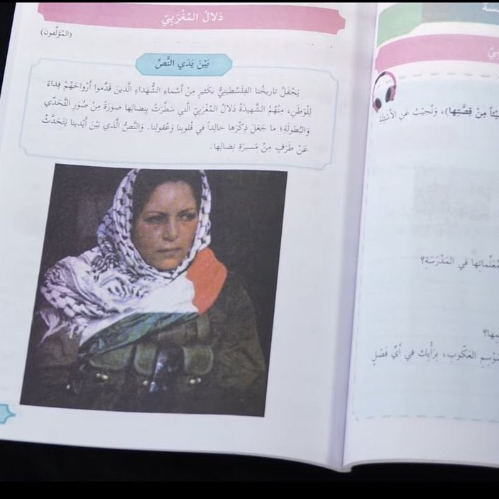 Lehrbücher in UNRWA-Grundschulen lehren palästinensische Kinder, dass die Terroristin Dalal Mughrabi, die 12 jüdische Kinder ermordet hat, eine Heldin ist. Die Keffiyeh-tragende Terroristin wird vom UN-geförderten palästinensischen Bildungssystem verherrlicht und als Vorbild