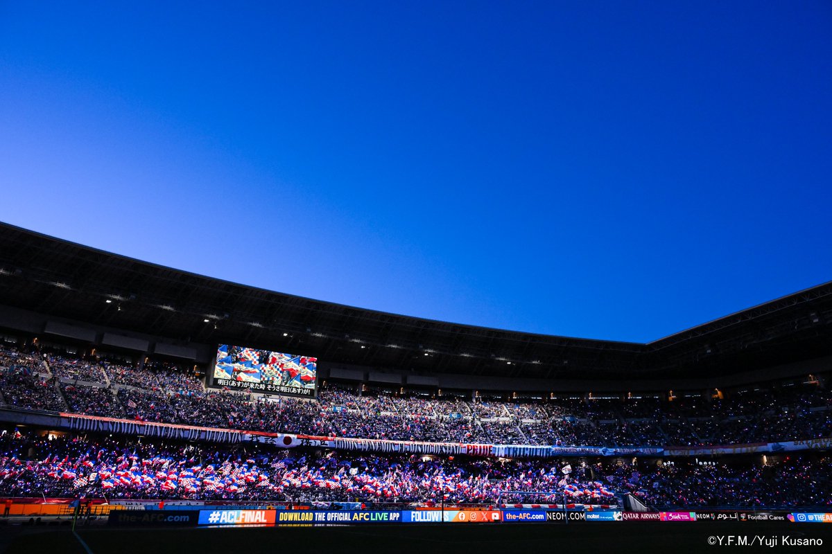 横浜の蒼き空に響き渡る民衆の歌
空を見上げ深々と深呼吸し、静かな心で撮った1枚です。
#横浜国際総合競技場 #ACL決勝第1戦 #民衆の歌 #fmarinos