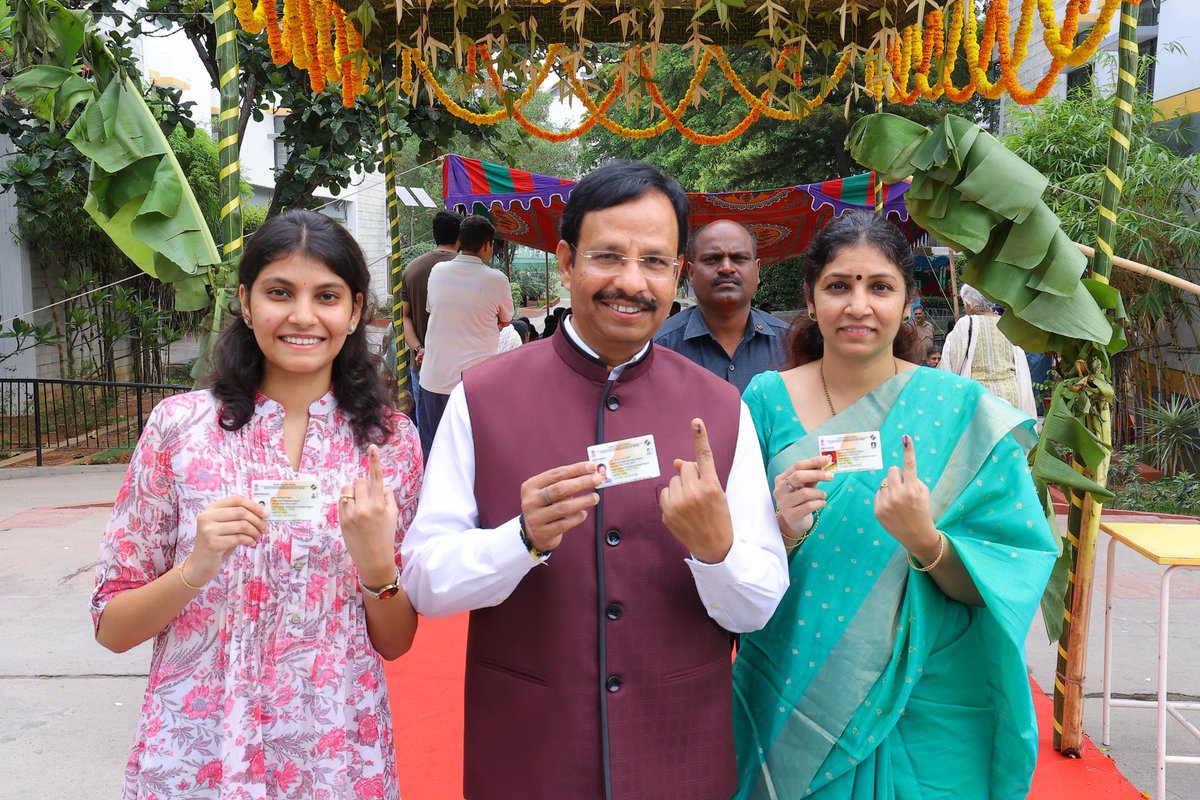 #Telangana RTC MD @tsrtcmdoffice casts his vote along with family members in #Hyderabad. @XpressHyderabad @NewIndianXpress @Kalyan_TNIE @santwana99 @TSRTCHQ @PROTSRTC #LokSabhaElections2024