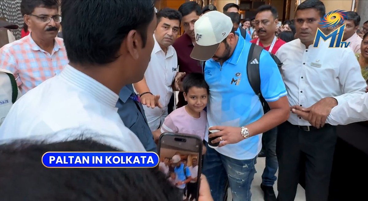 Rohit Sharma making his fans happy in Kolkata 👌

- Beautiful gesture by Ro.