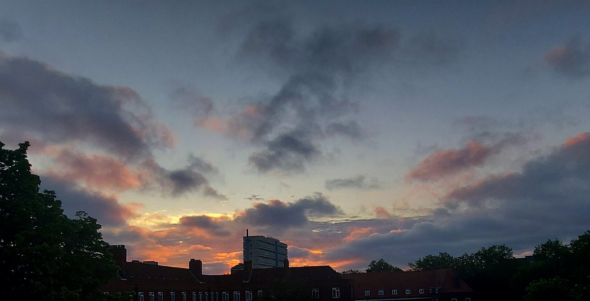Morning all
Be kind to yourself 
You truly deserve some 'me' time 
It's your life, not anyone else's 
#sunrise #camberwell @itvweather #MondayMotivation #LoveUKWeather