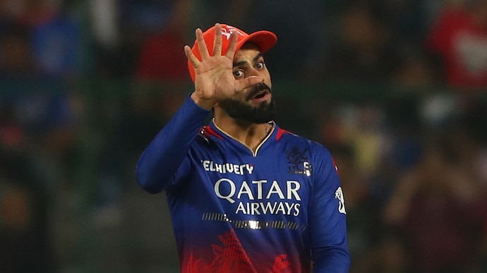 Virat Kohli after the win gesturing 5 consecutive wins in an amused manner. 😂❤️