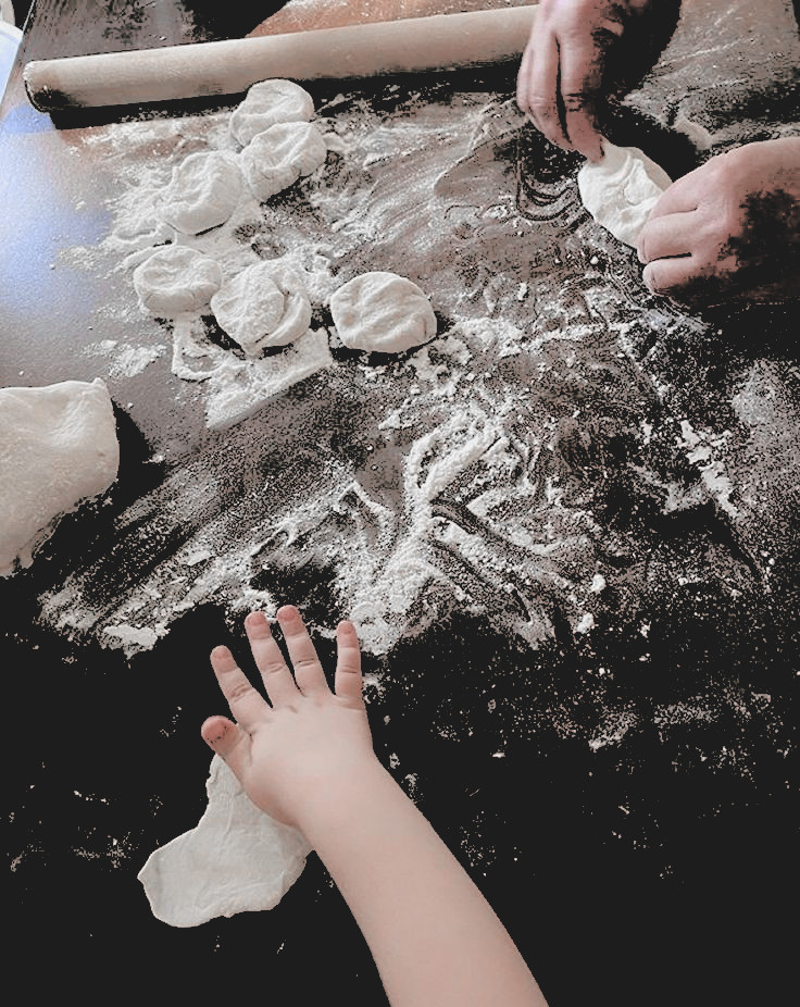 FlREPROBLEMS's tweet photo. ⠀
   ، 𔘓࣭· Minhas meninas me fizeram tão feliz hoje! Foi tão incrível ver a Arabella aprendendo a fazer os cookies da vovó com a Amber! Minhas meninas tocando juntas! Eu amo tanto minhas meninas, elas são tudo que eu tenho de mais precioso.
⠀ https://t.co/xBpdRlrxRo