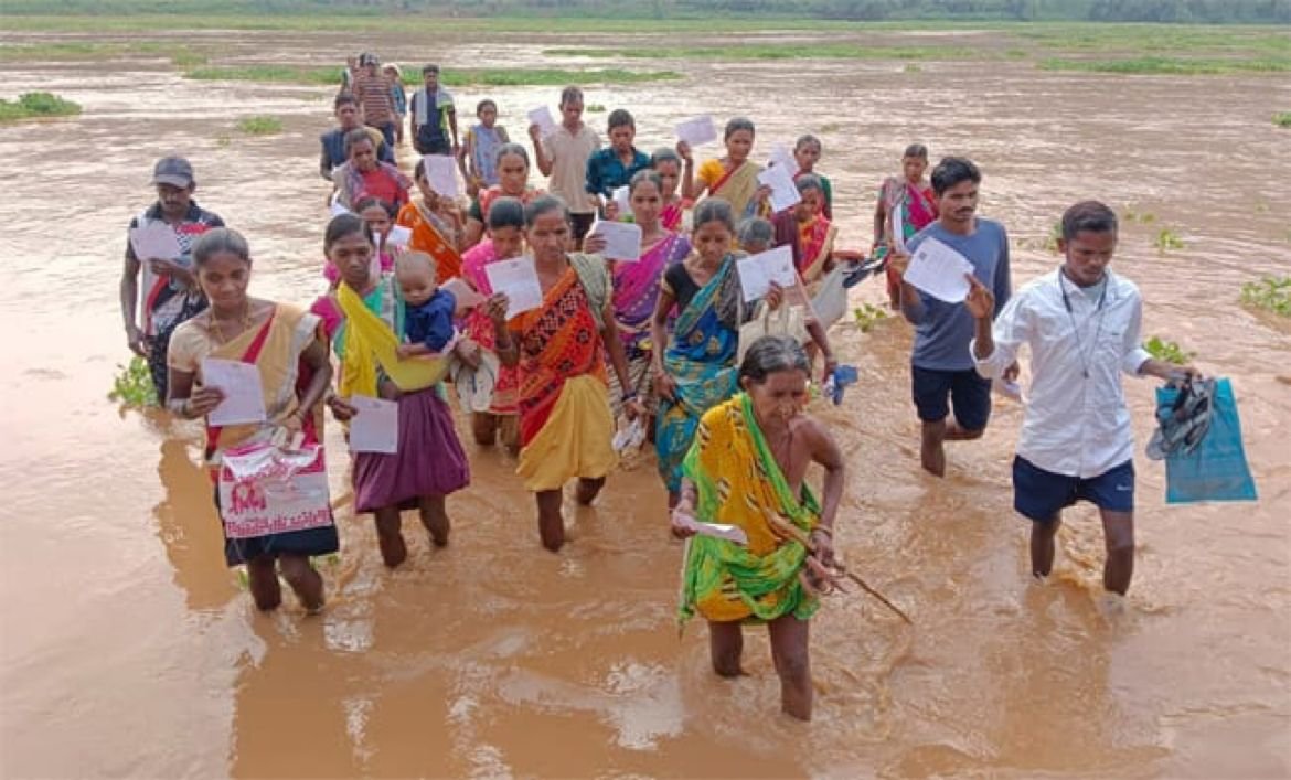 Tribal voters wade through the Nagavali river to reach the polling centers to cast their vote for CM JAGAN! #𝐀𝐧𝐝𝐡𝐫𝐚𝐏𝐫𝐚𝐝𝐞𝐬𝐡 #𝐀𝐧𝐝𝐡𝐫𝐚𝐏𝐫𝐚𝐝𝐞𝐬𝐡𝐄𝐥𝐞𝐜𝐭𝐢𝐨𝐧𝐬𝟐𝟎𝟐𝟒 #𝐀𝐧𝐝𝐡𝐫𝐚𝐏𝐫𝐚𝐝𝐞𝐬𝐡𝐄𝐥𝐞𝐜𝐭𝐢𝐨𝐧𝟐𝟎𝟐𝟒