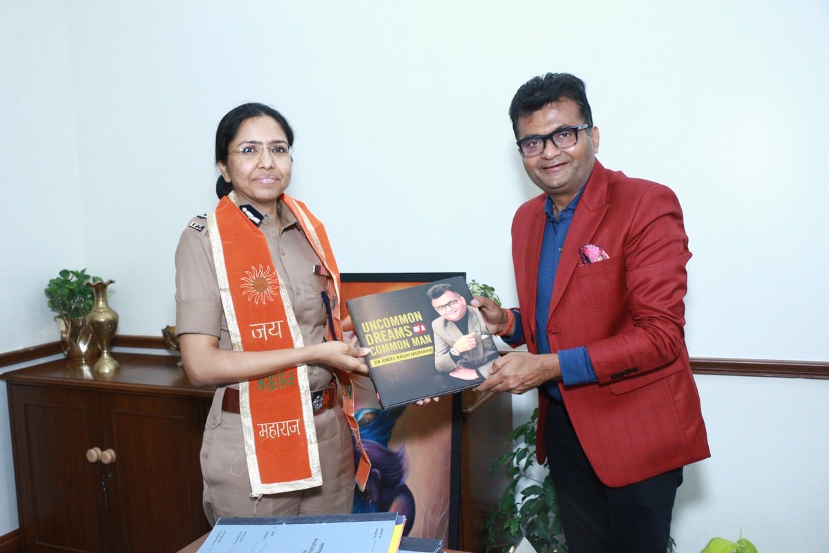 It's inspiring to meet top IPS Officer Aarti ji Singh, currently serving as Inspector General of Police in Mumbai, Mah. It's an honour to present Aarti ji with an original artwork and an inspirational biography. Women officers like her are a source of pride. Salute to her!💐🖼️