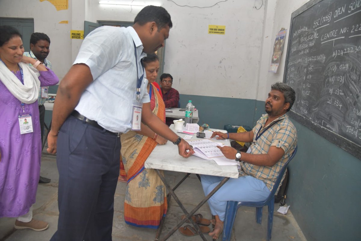 Ensuring the integrity of the electoral process is paramount!! DEO Hyderabad & Commissioner GHMC @DRonaldRose actively overseeing polling stations across Hyderabad. DEO Hyderabad has taken proactive measures to guarantee efficient logistical arrangements, accessibility for all…