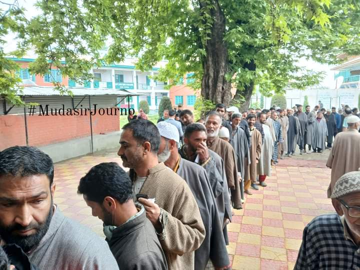 जम्मू कश्मीर में जनता वोट के लिये घरों से निकल रही है ये लोकतंत्र को मजबूत करने की दिशा में एक सही रास्ता है। कश्मीर की आवाम बदलाव के लिये वोट कर रही है। 

घाटी में शांति स्थापित हो, मतदान शांतिपूर्ण ढंग से निपट जाये, यही संविधान और आवाम की जीत है। 

#VoteLabour