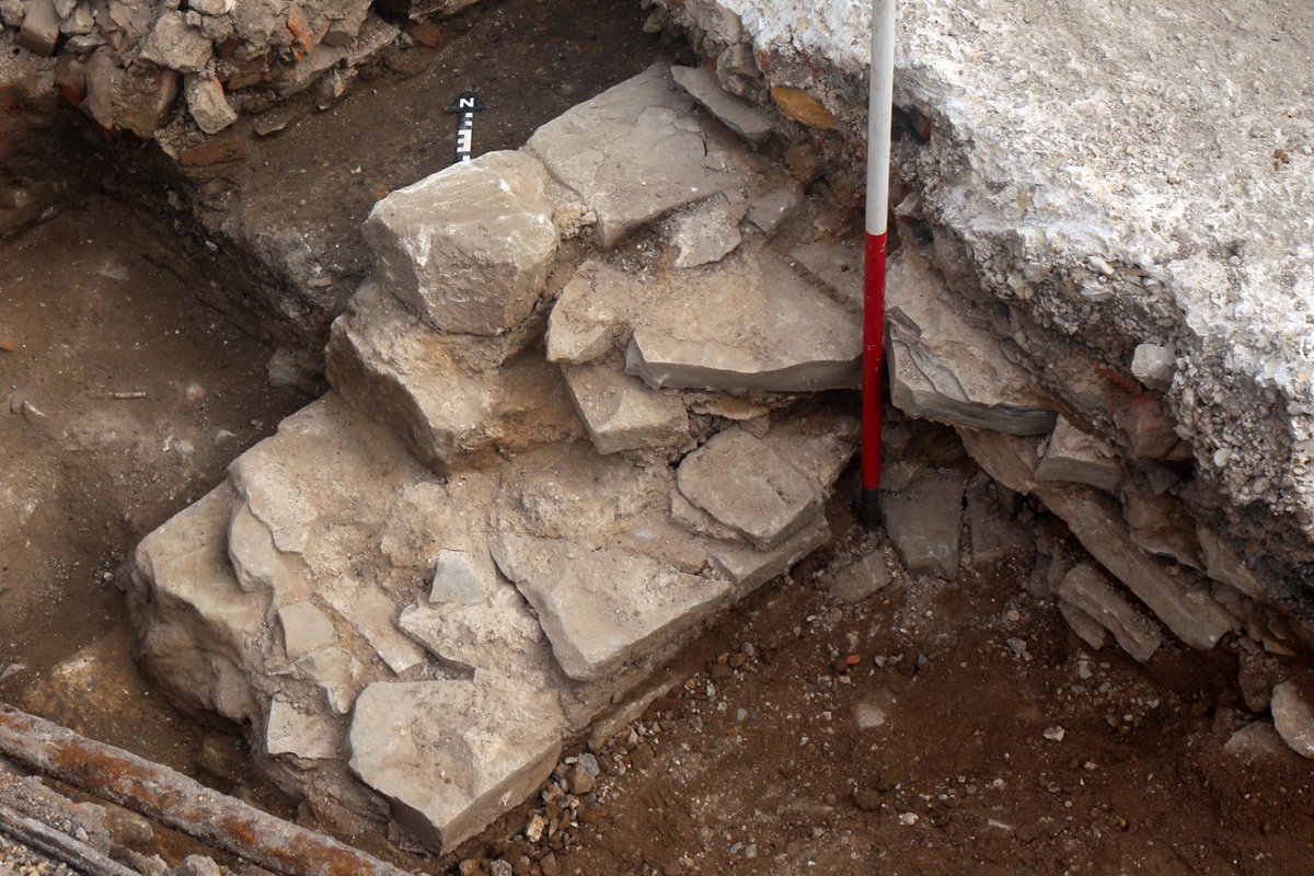 🏰🛡️ Gloucester's castle would've been a hub of #medieval life – a fortress, a residence, and a witness to centuries of change. Through keyhole excavations, we've uncovered structural remains of the castle's causeway, which would've run across its inner defensive ditch, and even