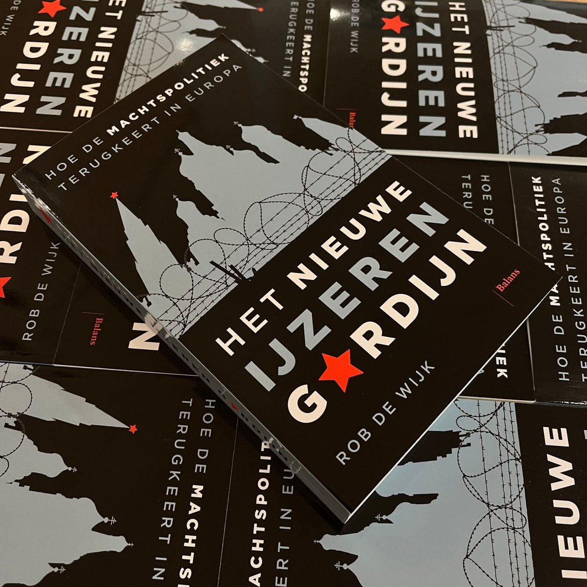 Europa lijdt al meer dan dertig jaar aan zelfoverschatting, stelt Rob de Wijk in dit urgente en hoogst actuele boek. Een pijnlijke realiteit, waarmee wij door de oorlog in Oekraïne hardhandig zijn geconfronteerd. 
buff.ly/3UNXr6U