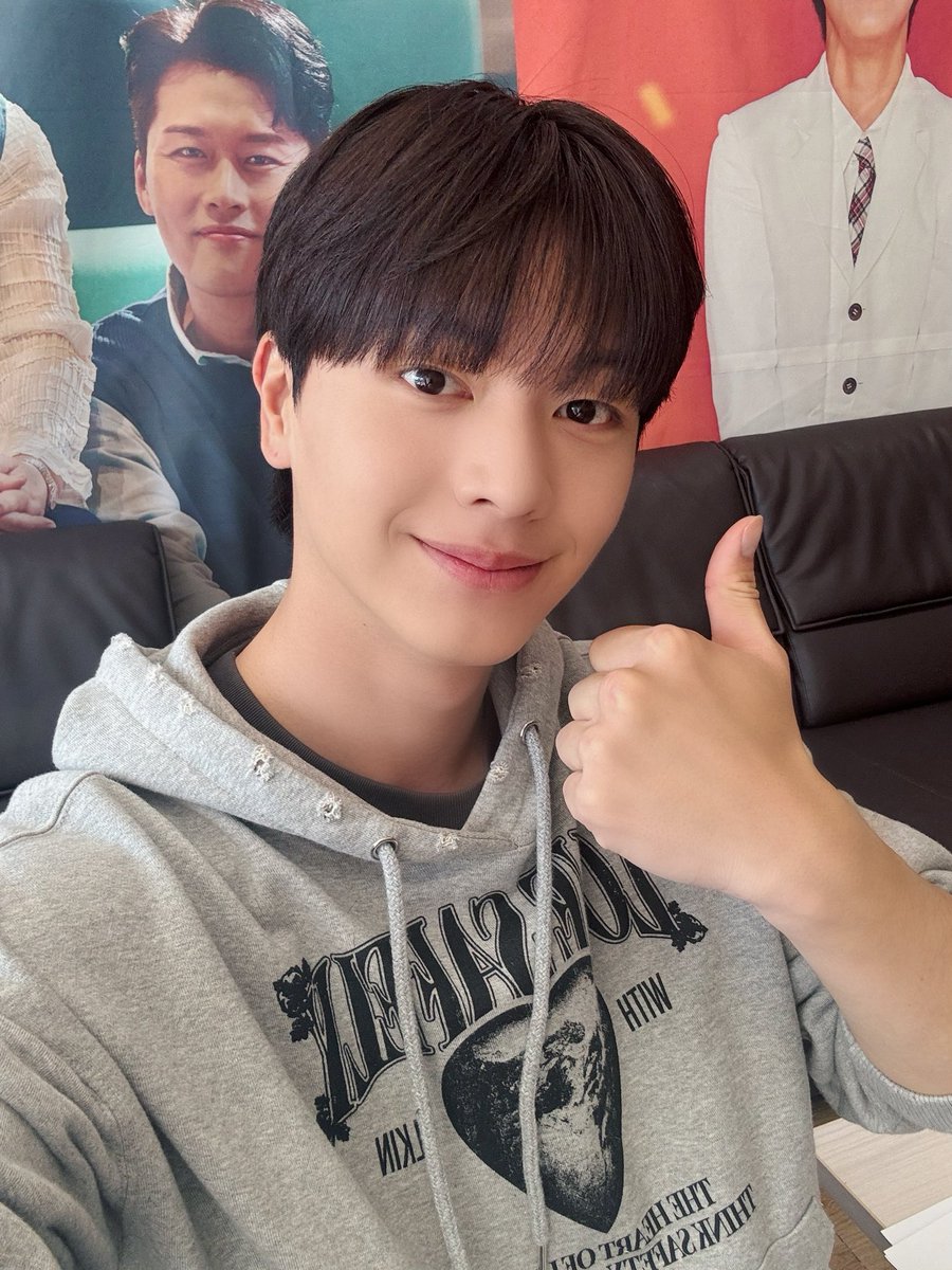 [📸] #YOOKs_moment
오늘 쏘 훈훈 뎨뎨 💙
성재와 함께 #정오의희망곡 으로
월요일부터 파이팅 넘치는 한 주 시작!🔥
이번주도 뎨뎨랑 놀아보자고🥰

#육성재 #YOOKSUNGJAE 
#EXHIBITION #Look_Closely
#BE_SOMEBODY