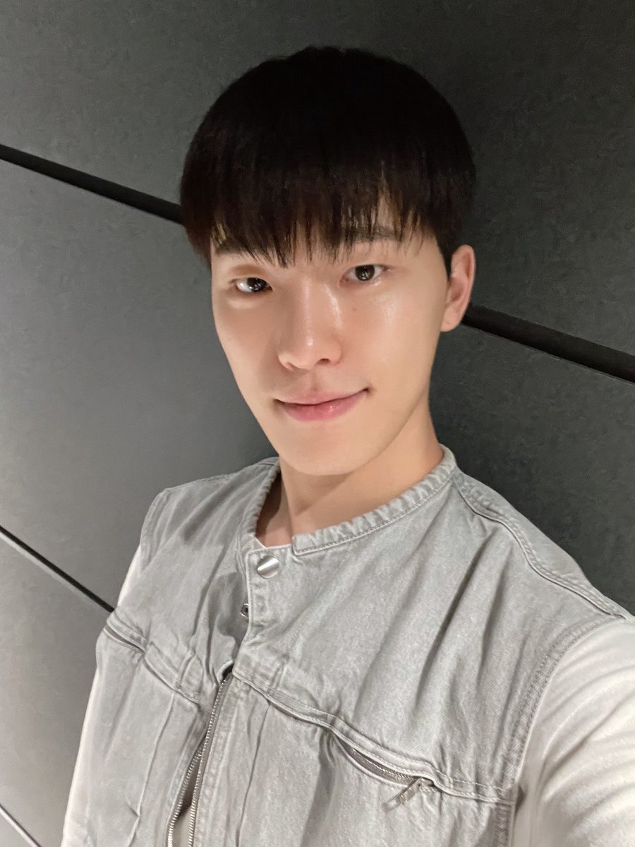 pledis_17jp's tweet photo. [17'S DINO]
生徒の皆さんに韓国語を教えることができて嬉しかったです！
僕がお見せしたお手本の演技はいかがでしたか？
これから皆さんと一緒にたくさん韓国語の勉強ができればと思います！
そしてスタジアム公演も頑張ります！

#ディノ先生
#DINO
#SEVENTEEN
#SEVENTEENLOCKS https://t.co/CerjIC2pnZ